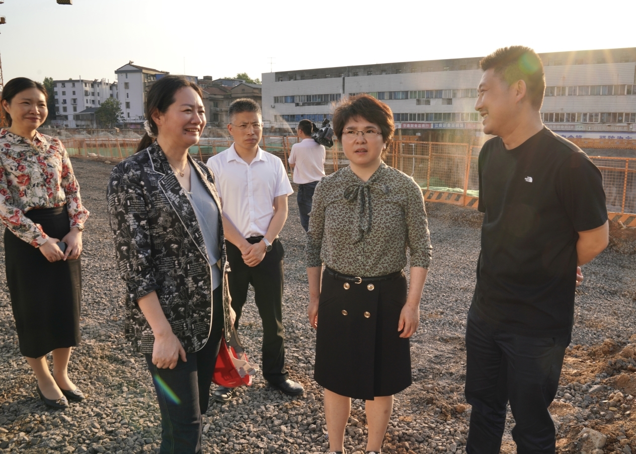 
										市委书记朱素芳一行来集团通禄门工地视察大气防控治理事情